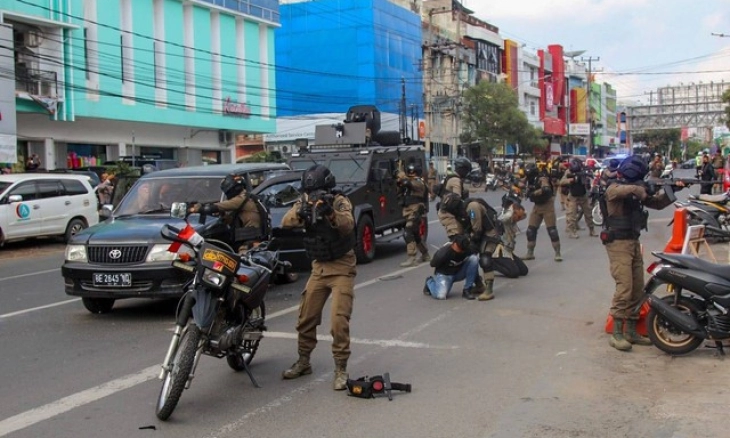Kelompok Bersenjata Sandera Warga di Lampung
