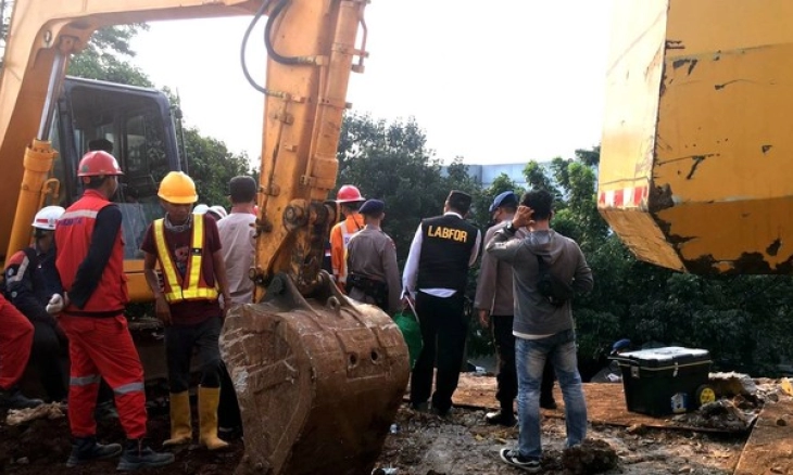 Tim Labfor Polri Periksa Lokasi Kebocoran Pipa Gas PGN di Jalan MT Haryono