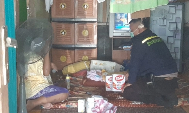 Bhabinkamtibmas Polsek Kota Karawang Sisihkan Uang Gajinya Membeli Susu Bayi Prematur