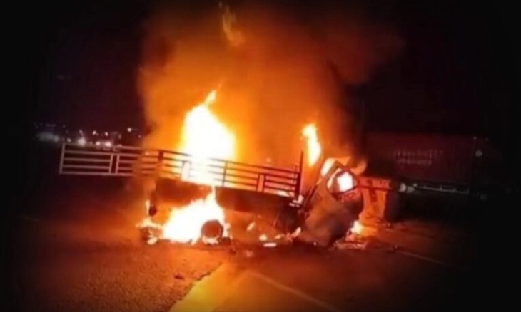 Pickup Tabrak Pmbatas Jalan diJalur Pantura Subang, Pasutri Tewas Terpanggang, Tiga Alami Luka