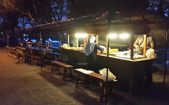 Nikmatnya Nongkrong Saat Hujan Ditemani Minuman Hangat Khas Angkringan