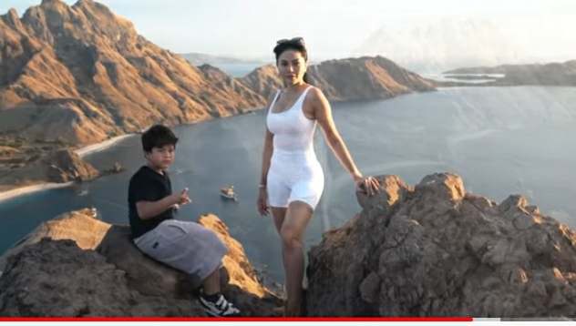 Nikita Mirzani Merasakan Kenikmatan Sampai di Puncak