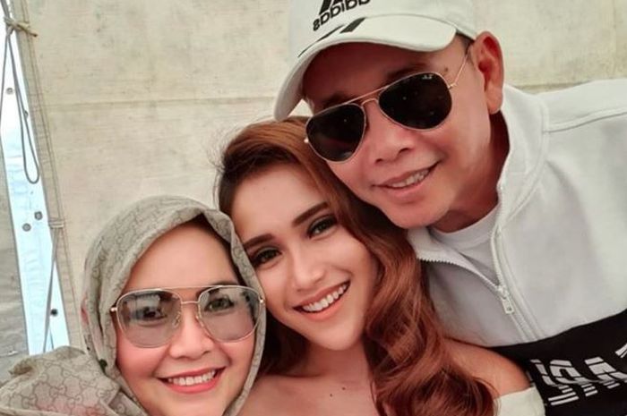Polemik Status Ayu Ting Ting, Umi Kalsum Diminta Jujur Siapa Ayah Kandung Ayu Sebenarnya