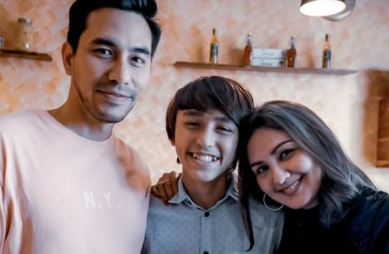 Putra Sulung Darius Sinathrya Akan Sekolah Sepak Bola ke Francis, Donna Agnesia Menangis Haru 