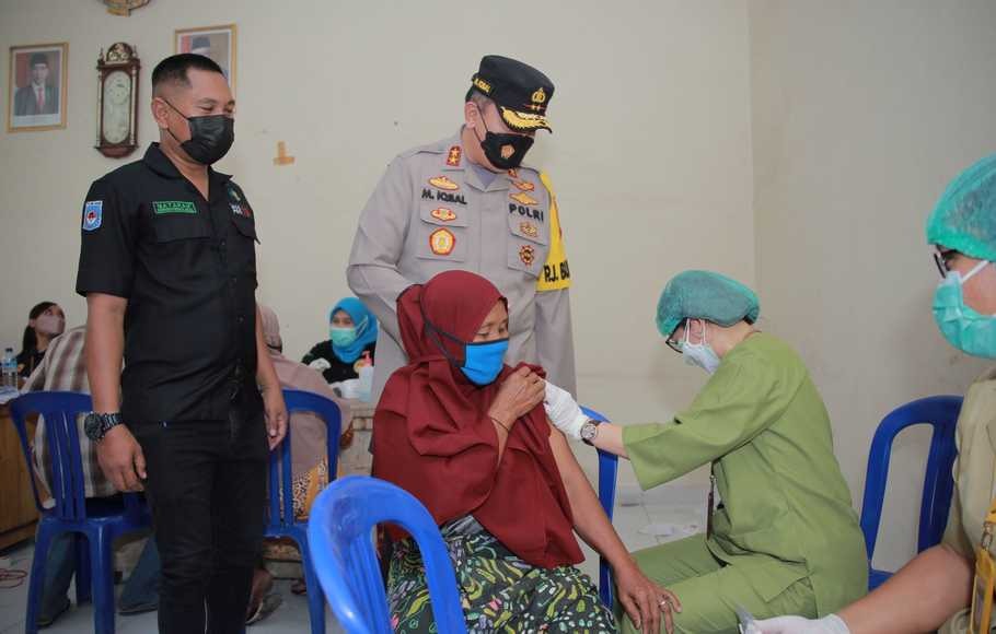 Vaksinasi Warga Sampai Larut Malam, Kapolda NTB Janji Berikan Penghargaan untuk Nakes