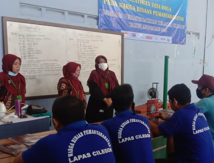 Tingkatkan Kualitas SDM, WBP Lapas Cilegon Dilatih Buat Brownez