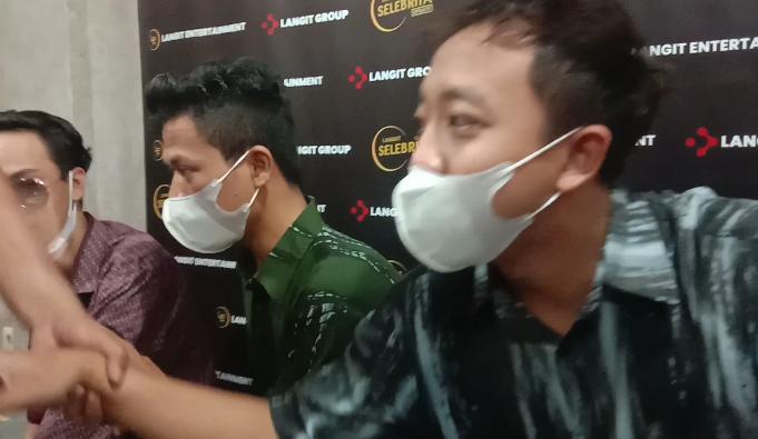 Tangan Alfin Ditarik Oleh Seorang Pria Saat Ditanya Terkait Teguran Indro Warkop