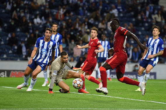 Timnya Bertanding, Eehh... Klopp Malah Ngintipin Pemain Lawan