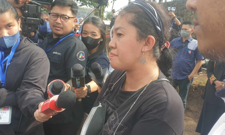 Rara Pawang Hujan Hadir di Permakaman Eril