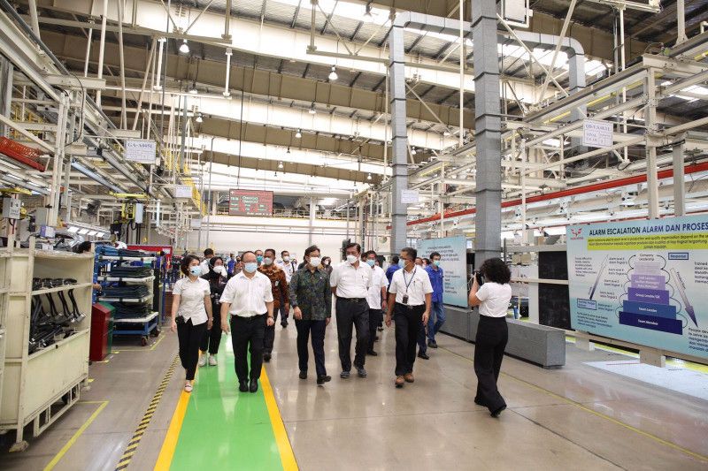Luhut Ajak Wuling Kembangkan Mobil Listrik di tanah Air