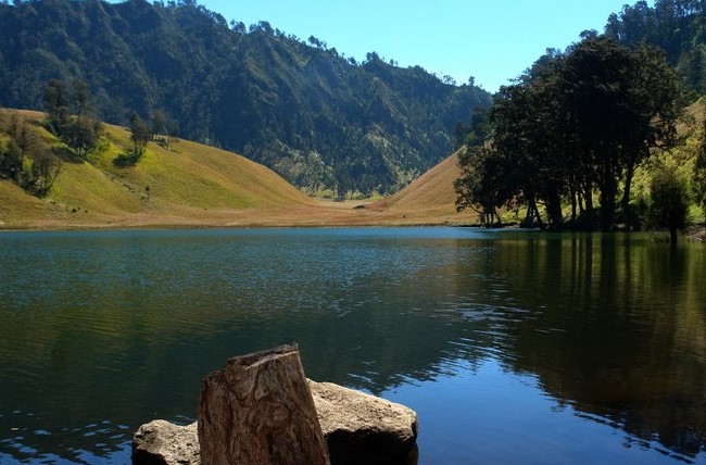 Eksotiknya Danau Ranu Kumbolo di Kaki Gunung Semeru 