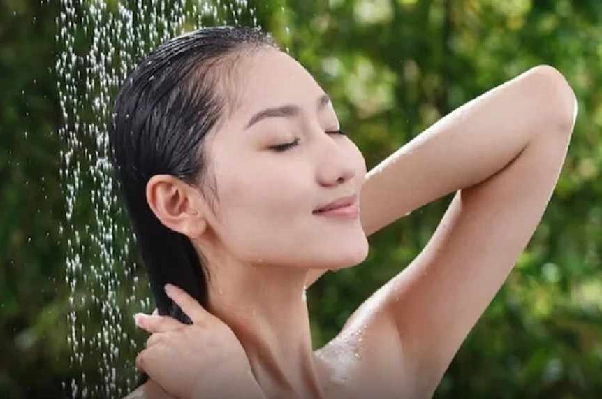 Keramas di Malam Hari, Benarkah Bikin Rambut Tidak Sehat? Ini Faktanya