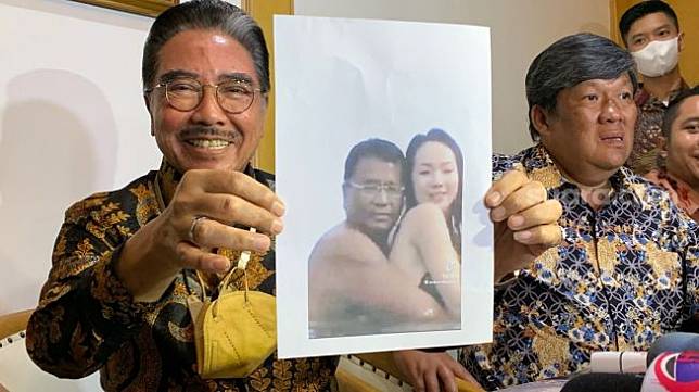 Bales Dendam, Hotma Sitompul Umbar Poto Hotman Paris Memeluk Wanita Seksi 