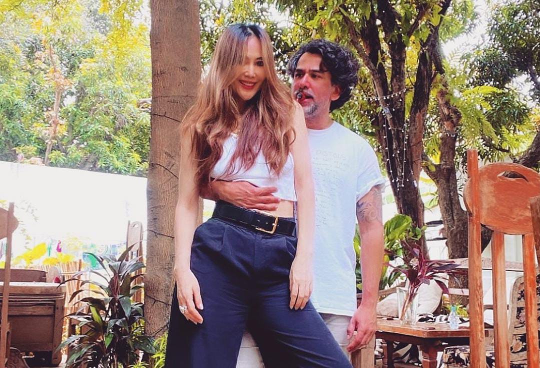 Wow...Jeremy Thomas Peluk Mesa Istri, Netizen Kepo