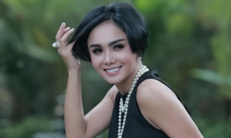Dikenal Sebagai Artis Tajir, Yuni Shara Permak Celana Jeans di Penjahit Keliling