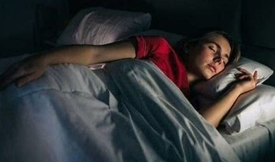 Ini Manfaat Mematikan Lampu Saat Tidur