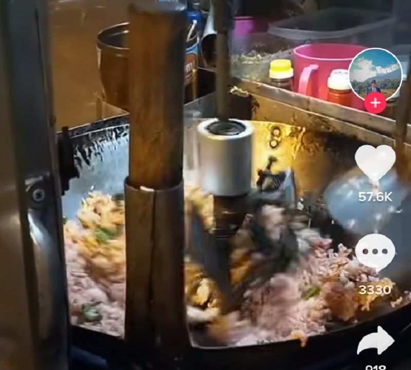 Mantap Jiwa! Pedagang Nasi Goreng Pakai Robot