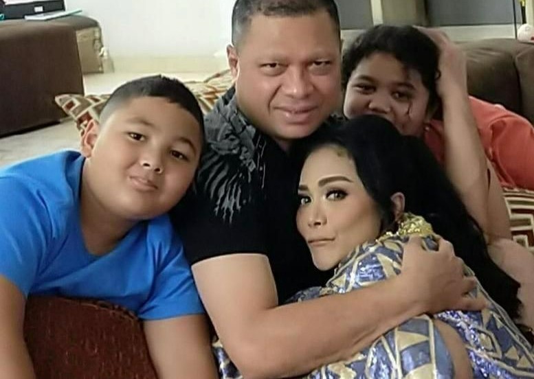 Setahun Pisah, Raul Lemos Tiba Dirumah, Krisdayanti: Kau Datang Demi Kebahagiaanku