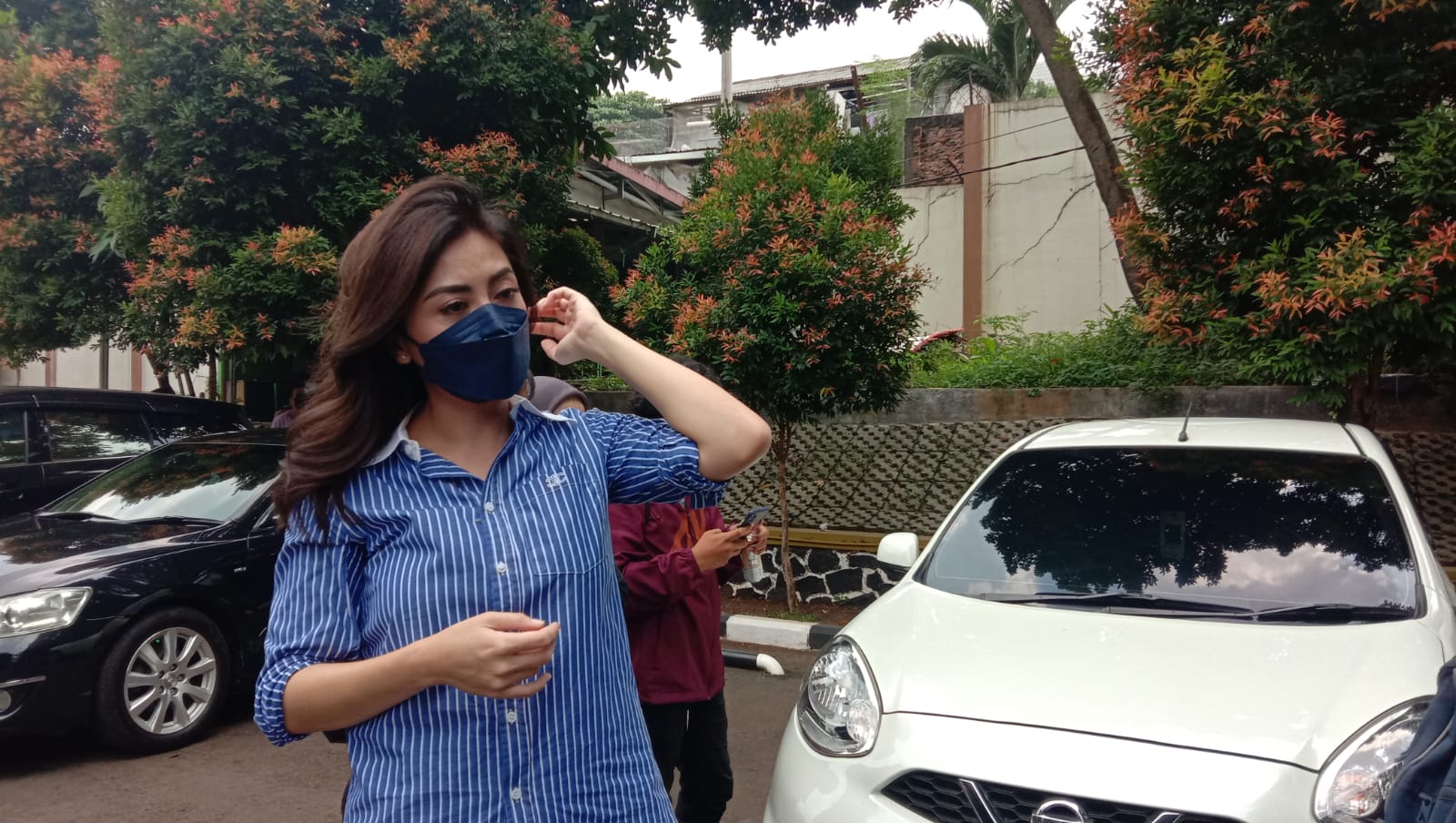 Dhena Curhat Perlakuan Ijonk yang Membuatnya Harus Bercerai