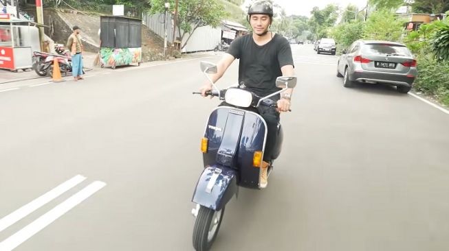Darius Sinathrya Bukan Cuma Jago Akting, Tapi Mahir Bongkar Mesin Vespa Tahun 1984 