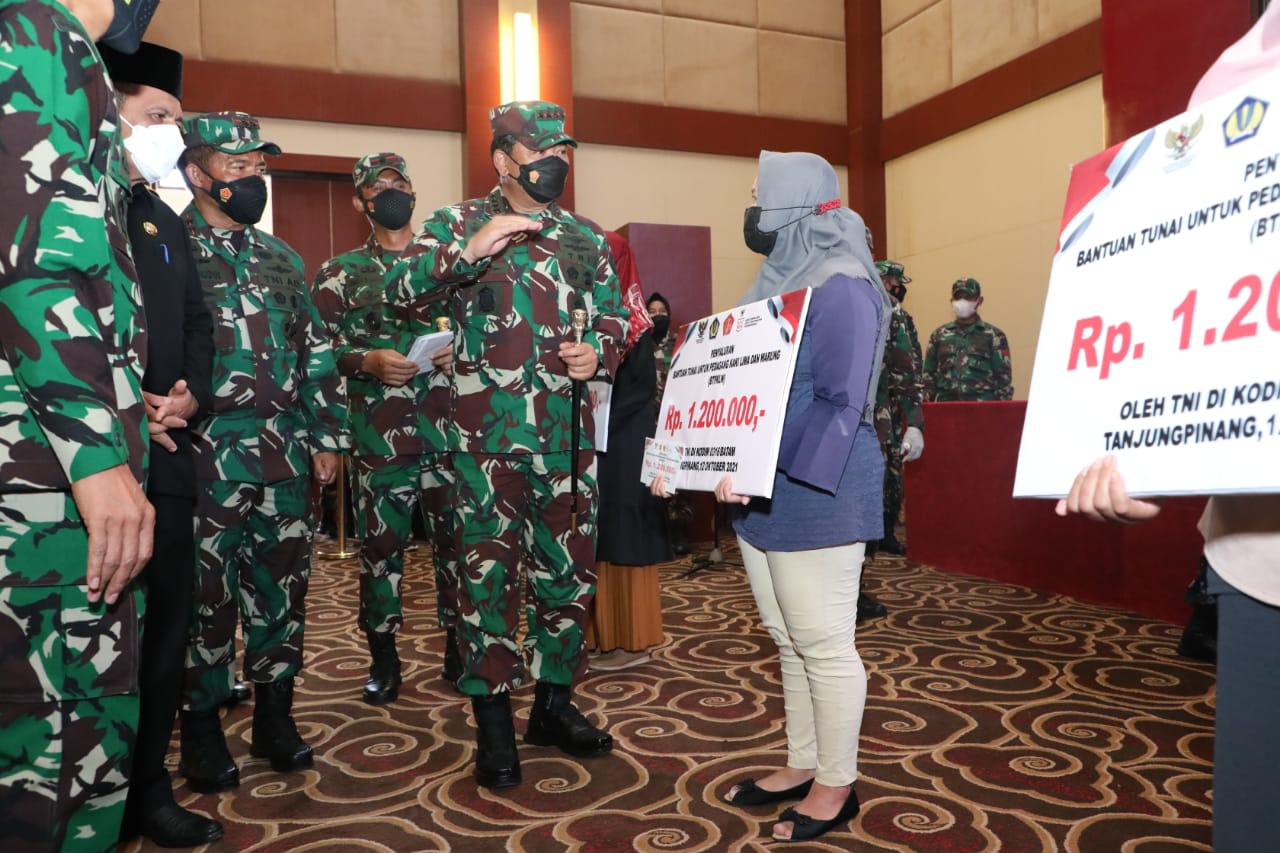 Panglima TNI Tinjau Vaksinasi dan Serahkan Bansos serta BLTPKL
