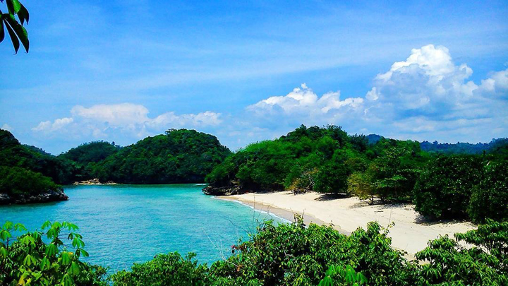 Pantai Gatra Malang Gak Kalah Indah dari Raja Ampat