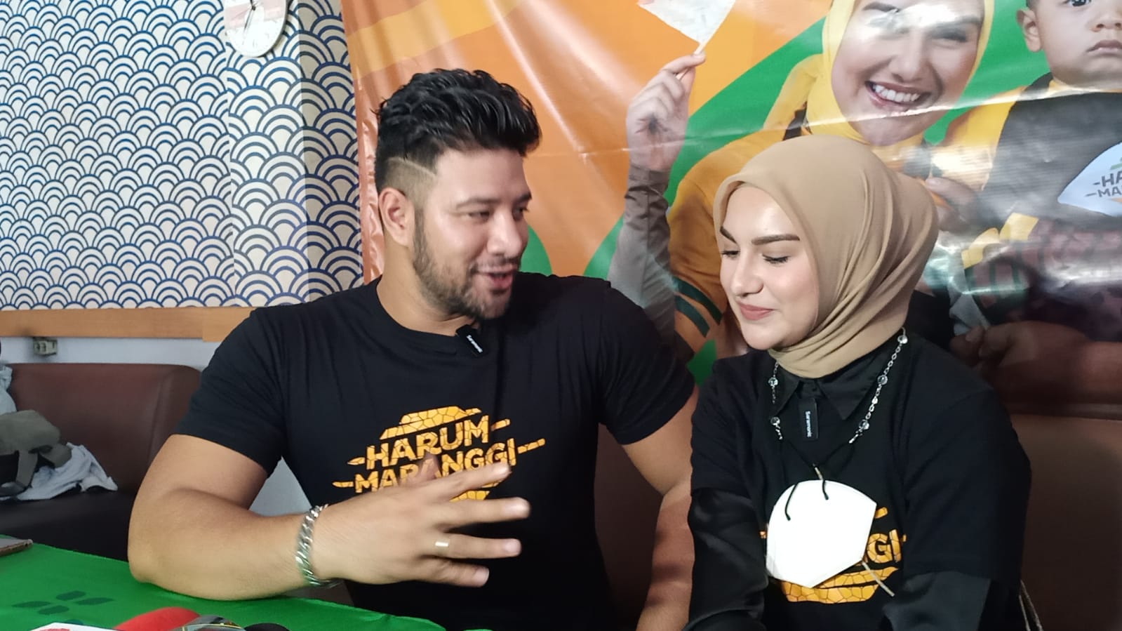 Ammar Zoni dan Irish Bela Coba Peruntungan Lewat Sate Maranggi