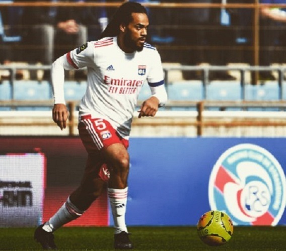 Denayer Jadi Solusi Lini Belakang Madrid di Januari?