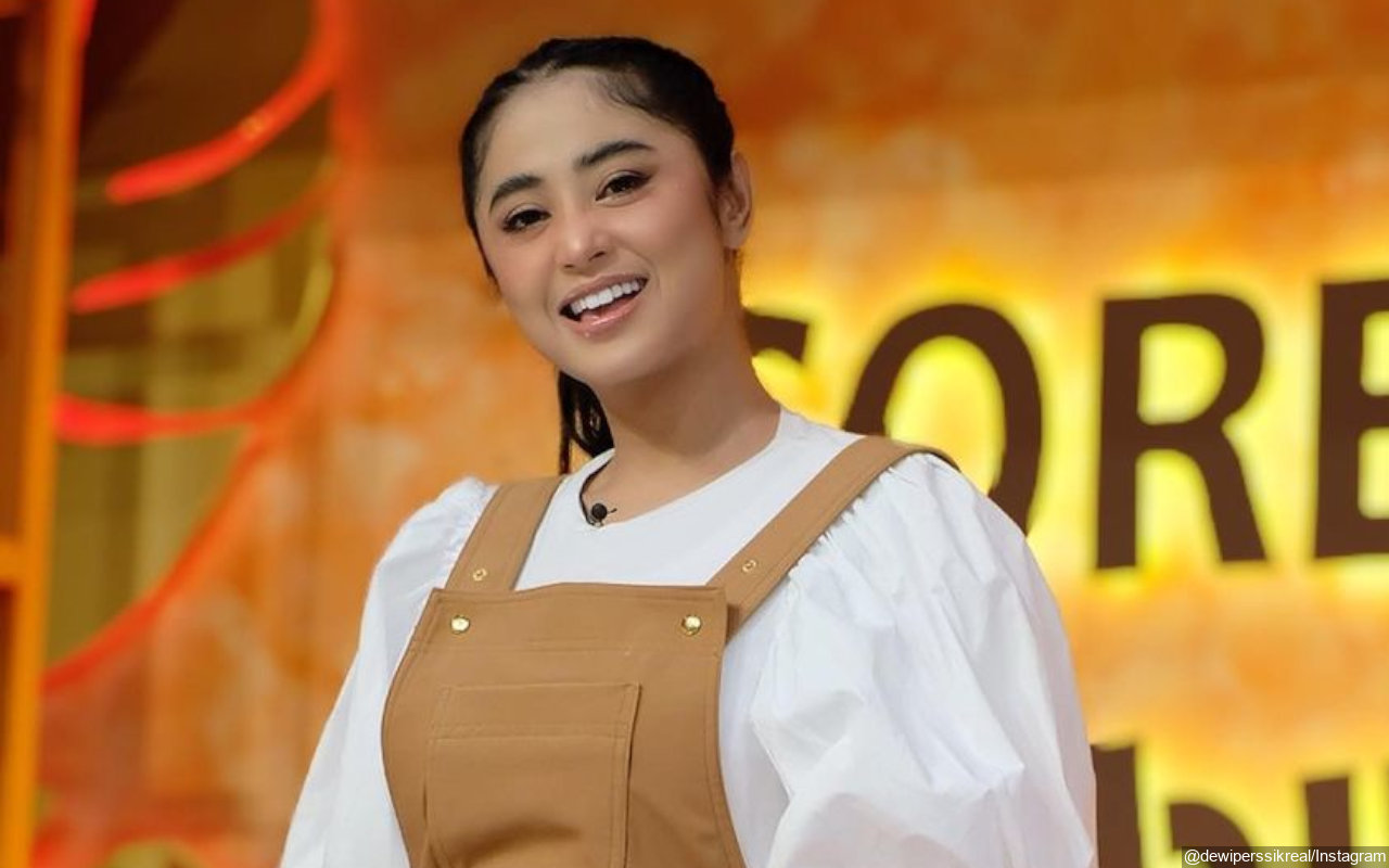 Dewi Persik Sindir Nikita Mirzani yang Bikin Konten Klarifikasi Kakek Suhud: Cuan Juga Guys!
