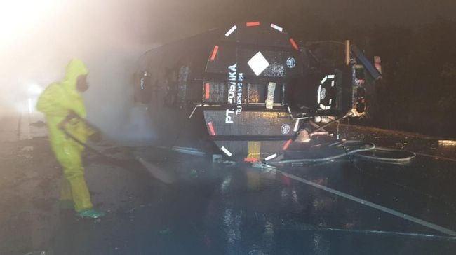 Sat Brimob Polda Banten Cek Kandungan Kimia Truk Tangki yang Tabrakan di Tol Merak