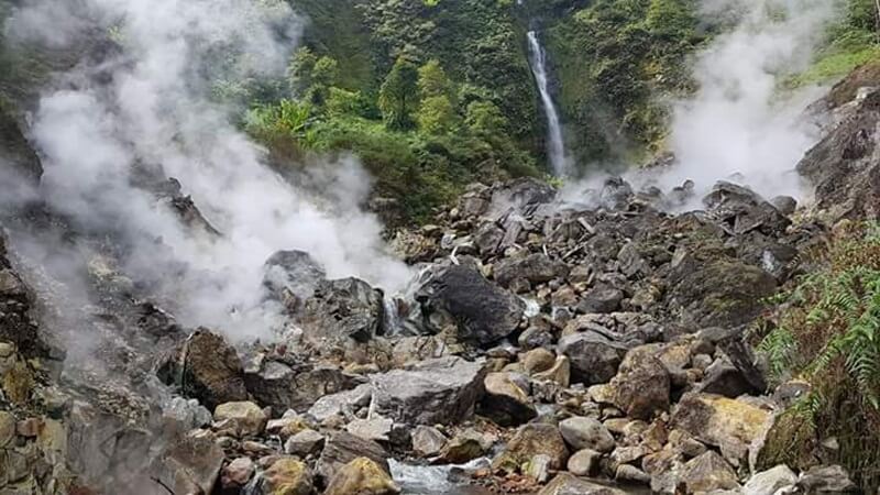 Dua Aliran Air yang Berbeda di Curug Cikawah Bogor