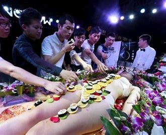Mengenal Nyotaimori, Tradisi Makan Sushi Diatas Tubuh Wanita Tanpa Busana