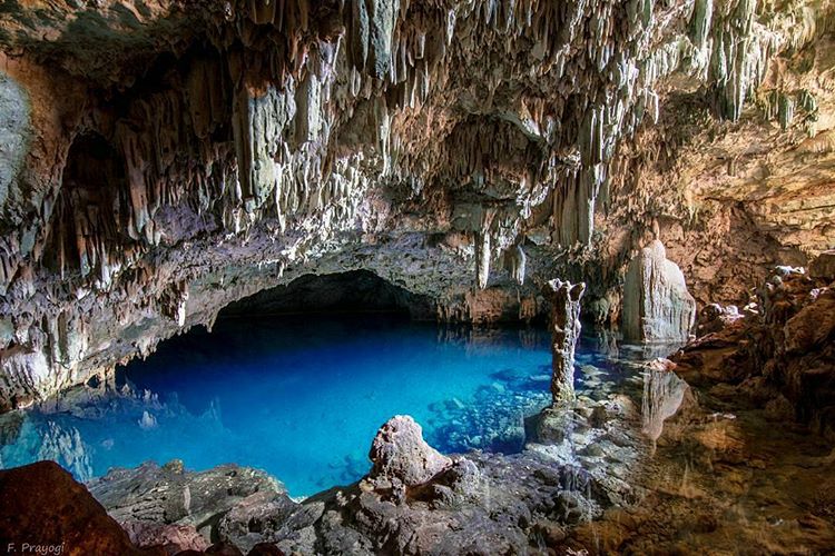 Manjakan Diri di Kolam Biru Gua Rangko 