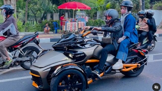 Aksi Ust. Solmed Bagi-Bagi Duit ke Pengamen Mendapat Cibiran dari Netizen