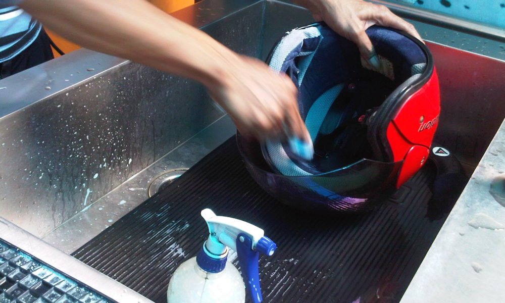 Ini Dia Penyebab Helm Bau Tak Sedap, Begini Cara Mengatasinya