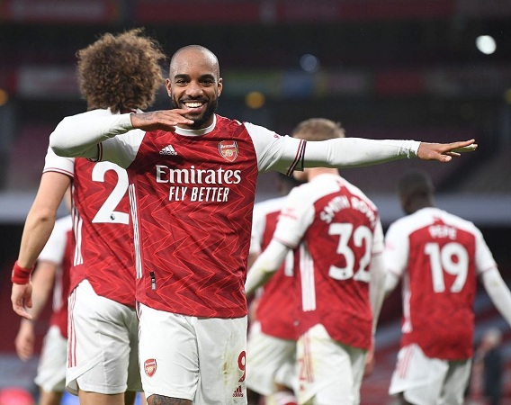 Newcastle Ikut Buru Lacazette