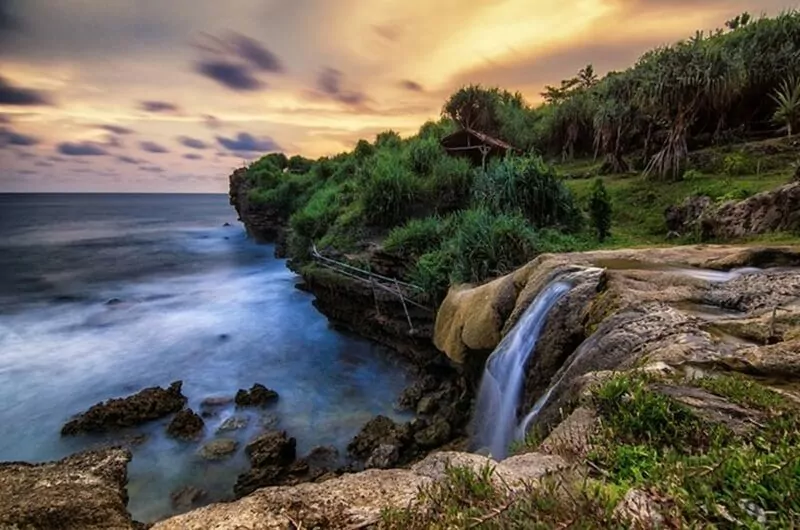Pemandangan Langka di Pantai Jogan 