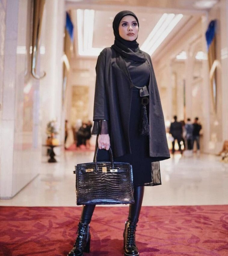 Mengintip Sosok Wanita Berani Seksi dan Berhijab, Nikita Mirzani