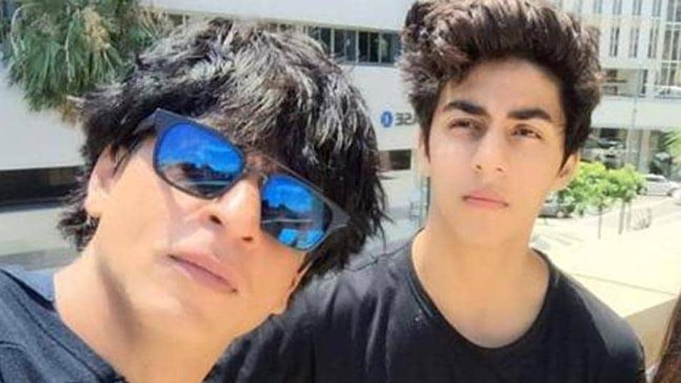 Tangis Haru Shah Rukh Khan Sambut Kebebasan Putranya, Aryan Khan