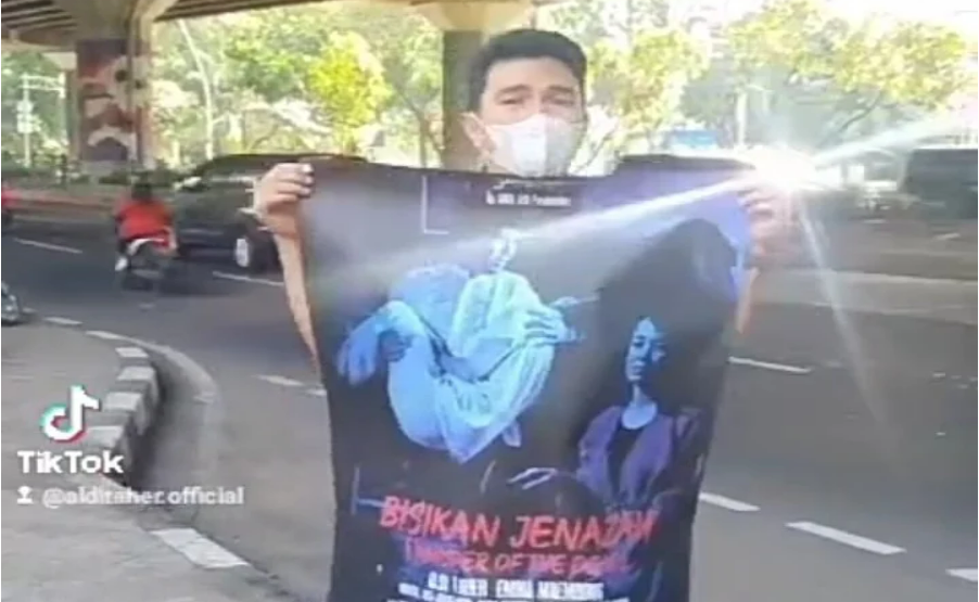 Demi Beli Susu dan Popok Anak, Aldi Taher Memelas di Jalan