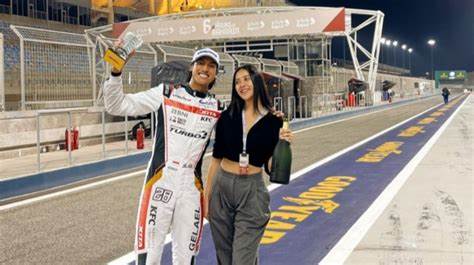 Pamer Kemesraan di Arena Balap, Anya Geraldine dan Sean Gelael Pacaran?