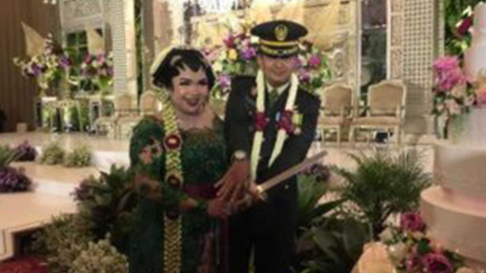 Kebahagiaan Joy Tobing dan Cahyo Permono Saat Upacara Pedang Pora