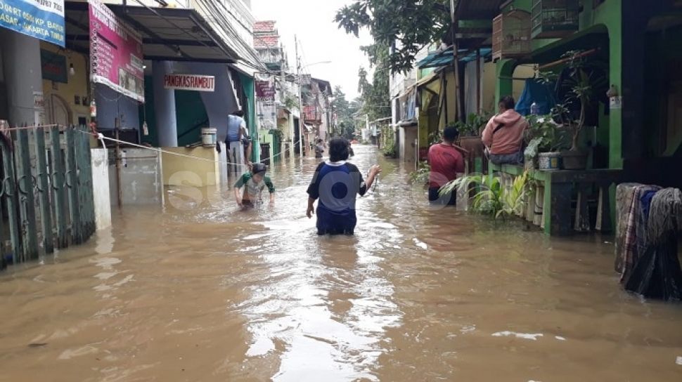 Wilayah Cipinang Melayu Terendam Banjir, Warga Diungsikan ke Pos RW