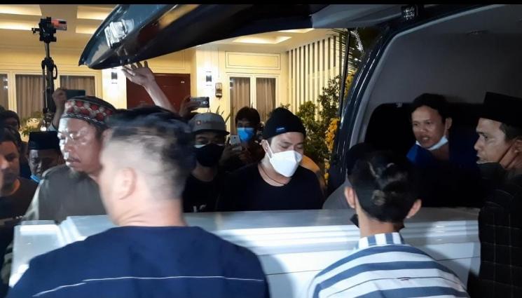 Tiba Dirumah Duka, Jenazah Vanessa Angel dan Bibi Disambut Tangis Keluarga