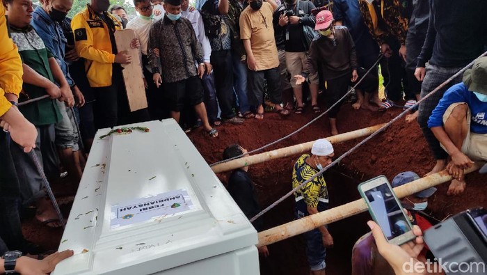 Jenazah Vanessa Angel dan Bibi Dimakamkan, Doddy Sudrajat: Maafkan Kesalahan Anak Saya