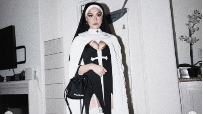 Agnez Mo Dikritik Pakai Kostum Biarawati Seksi, Netizen: Sangat Tidak Pantas