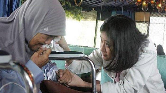 Lepas Kerinduan, Amel Kunjungi Ibunda Nike Ardilla