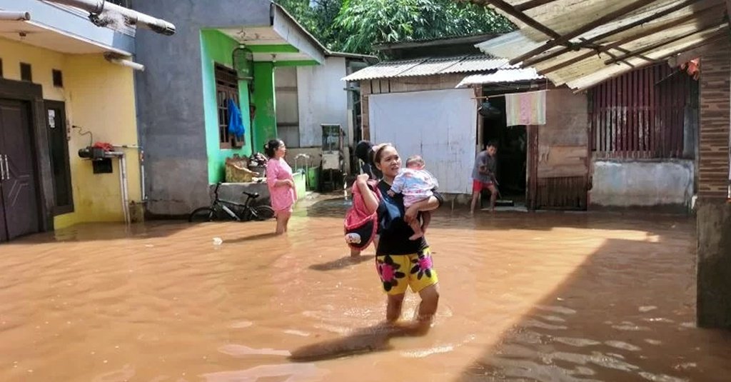 Banjir Kembangan Selatan Belum Surut, Ratusan Warga Diungsikan ke Masjid