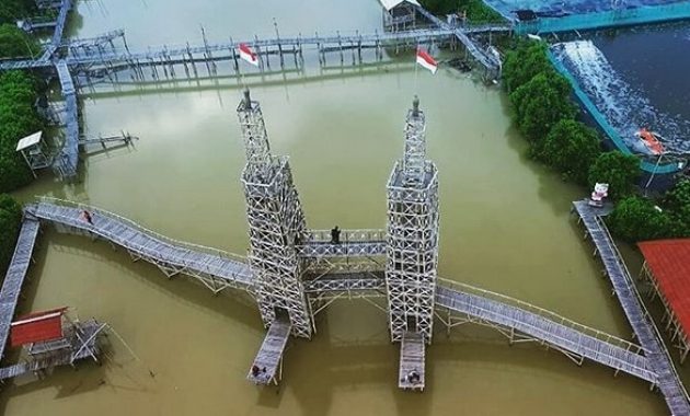 Tokyo Tower di Pantai Pasir Kadilangu 