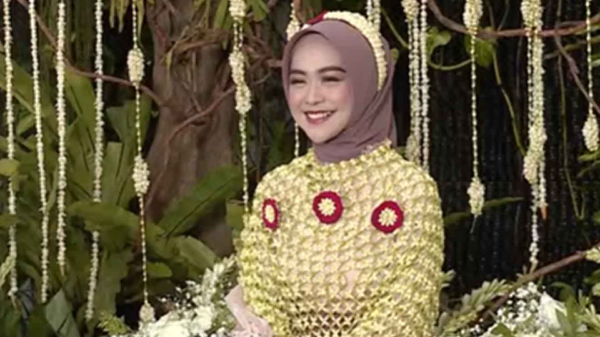 Pesona Ria Ricis di Acara Siraman